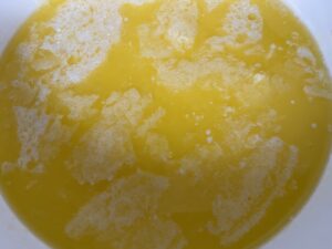 Przygotowanie masła do przepisu na zawijaniec z makiem