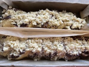 Makowce posypane kruszonką przed pieczeniem zawijańca