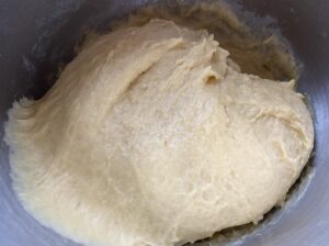 Zagniatanie ciasta na zawijaniec z makiem i kruszonką