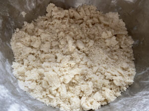 Ciasto na rogaliki wygląda jak kruszonka