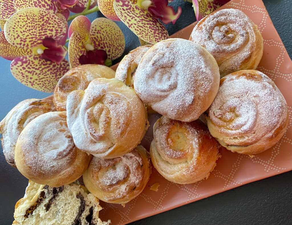 Drożdżowe różyczki z makiem