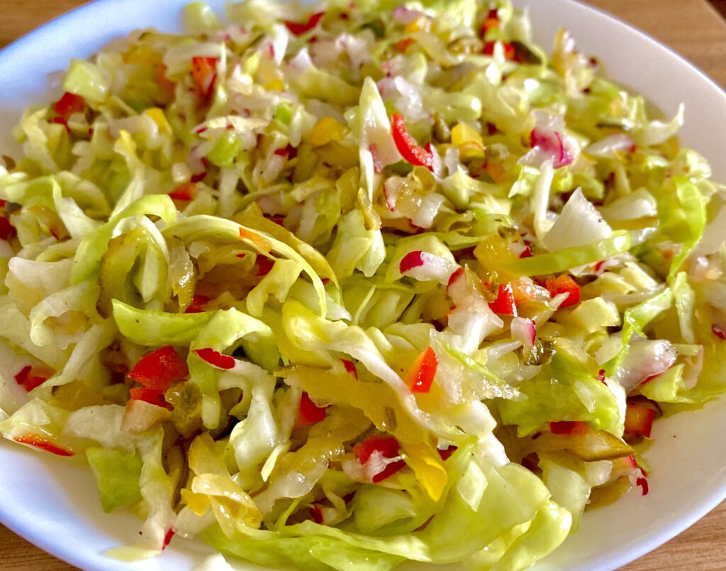 Wiosenna surówka z młodej kapusty