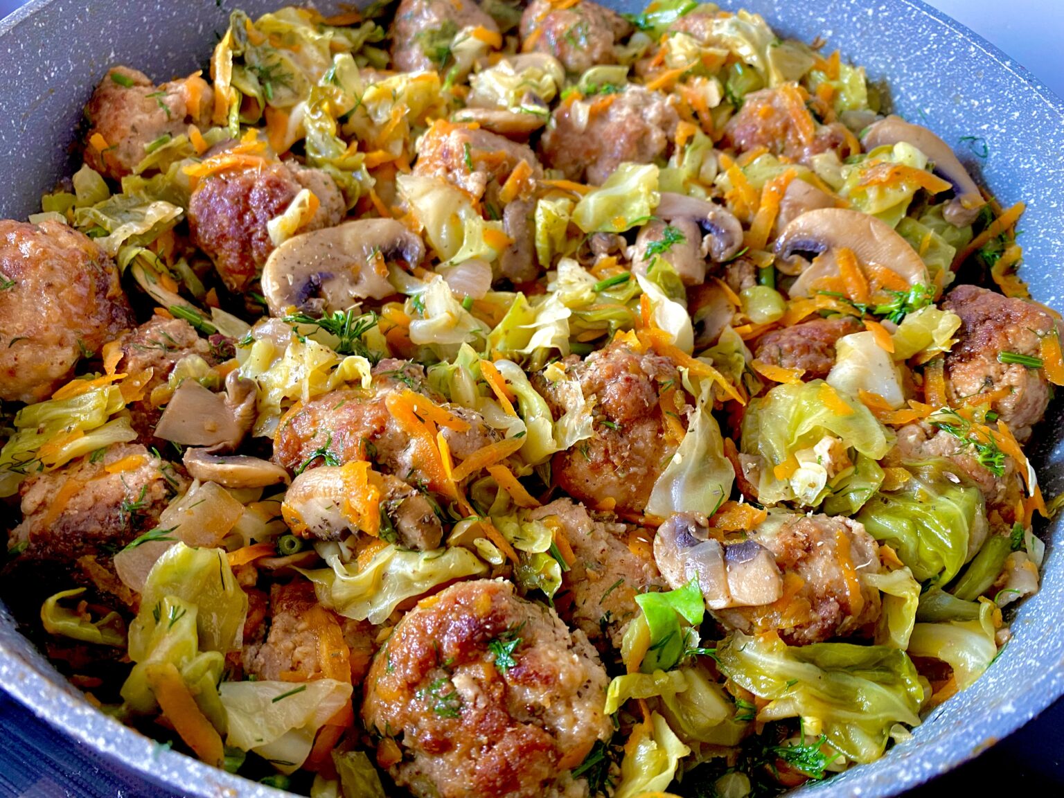 Klopsiki z młodą kapustą i pieczarkami - 85CDB46D 768A 4A43 91CD F9295AA8373D