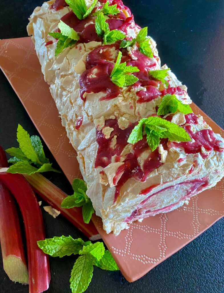 Rolada bezowa z rabarbarem