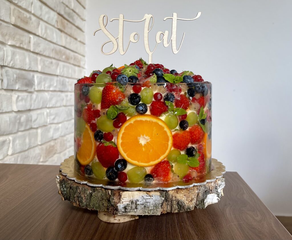 Megaowocowy sernik na zimno z żelką i chrupiącym czekoladowym spodem – ciasto bez pieczenia!