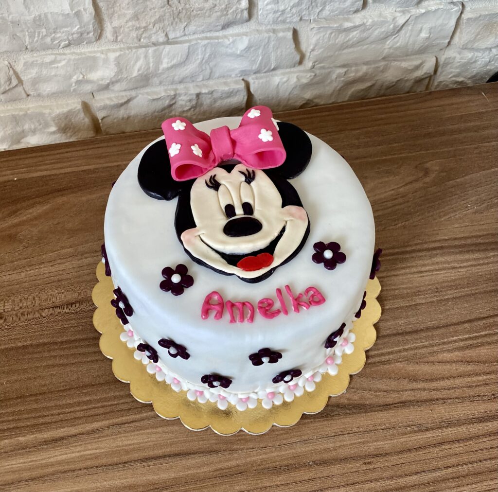 Torcik Myszka Minnie z kremem oreo oraz jagodowym i żelką