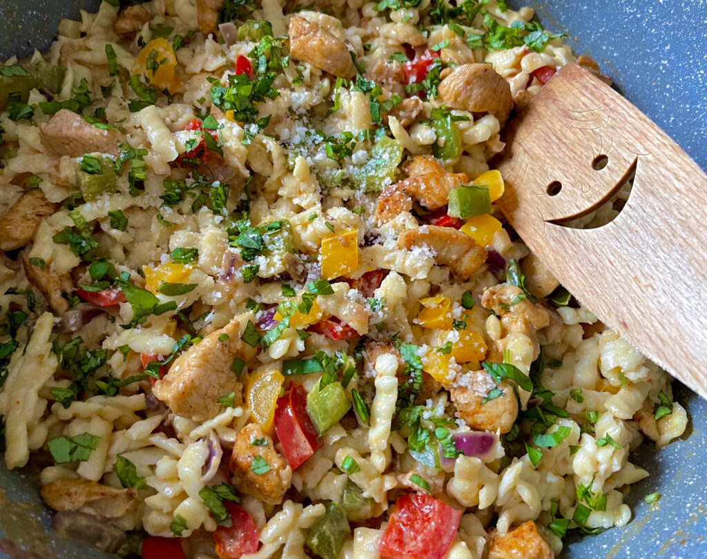 Jednogarnkowy makaron z kurczakiem curry