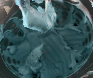 Tort Ciasteczkowy Potwór z kremem śmietankowo-kokosowym i malinami - 4F9F4547 78CB 4F09 9EB9 5E608B1E871C
