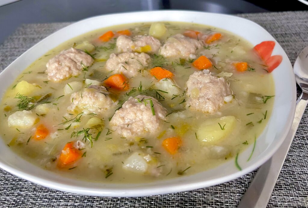 Zupa klopsowa zakwaszana