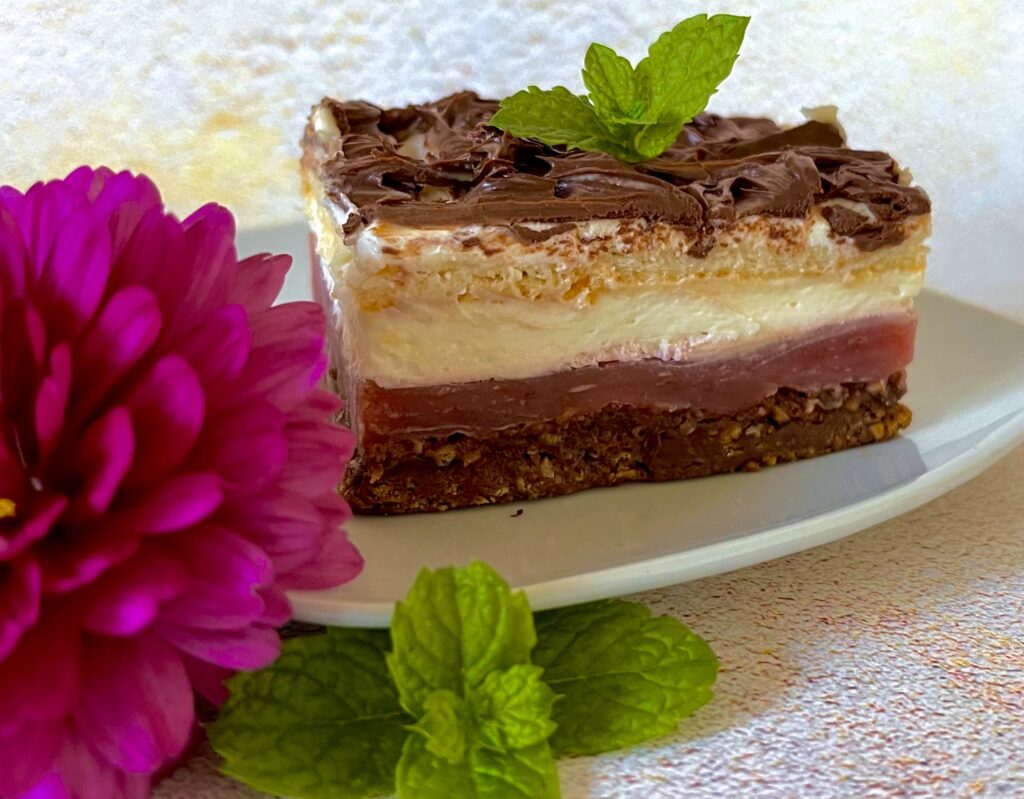 Truskawkowa mgiełka na chrupiącym spodzie – ciasto bez pieczenia!