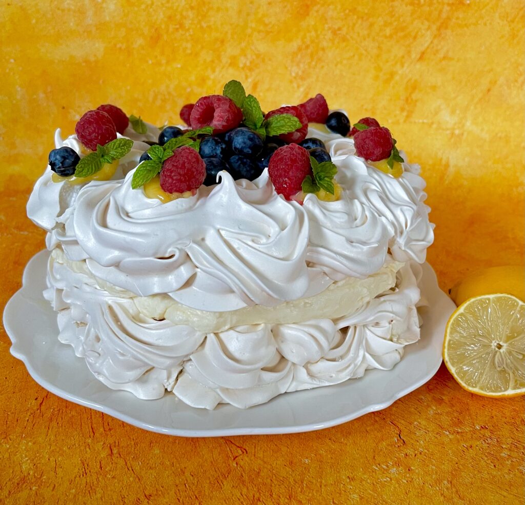 Torcik bezowy z kremem cytrynowym i owocami