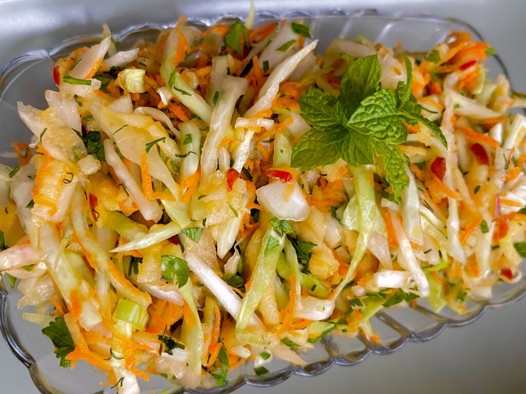 Chrupiąca surówka z białej kapusty