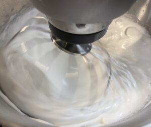 Dodawanie cukru do piany z białek