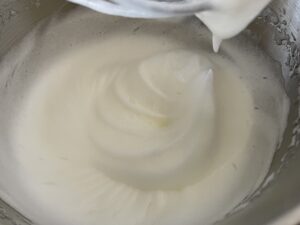 ubijanie białek na sztywno do ciasta makowego makowiec japoński