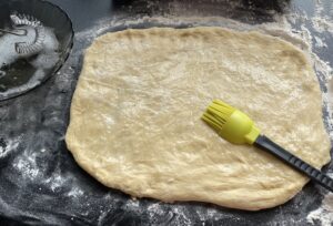 Smarowanie ciasta białkiem przed dodaniem masy do makowca zaplatanego