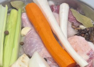 Składniki na domowy pasztet przygotowane do gotowania