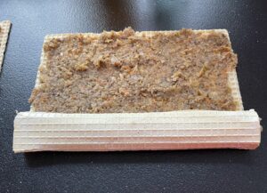 Zwijanie wafli z farszem na krokiety