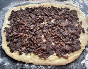 Nakładanie maku do przepisu na szybki makowiec