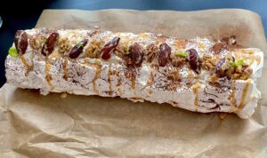 Gotowa rolada bezowa daquas oprószona kakao