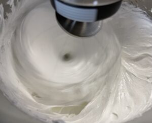 Ubijanie białek na pianę do rolady