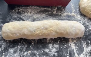 Formowanie rulonu ciasta do makowca zaplatanego