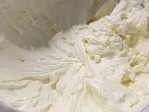 Przygotowanie kremu śmietankowego do ciasta