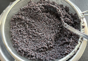 odcedzanie maku do przepisu na makowiec japoński