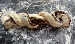 Formowanie makowca zaplatanego krok po kroku