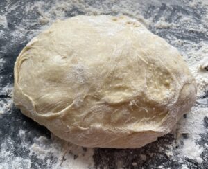 Podział ciasta przed formowaniem szybkiego makowca zaplatanego