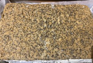 Układanie drugiego blatu biszkoptu w cieście