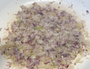 Podsmażana cebula jako baza farszu do krokietów