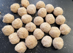 formowanie klopsików rybnych do zalewy