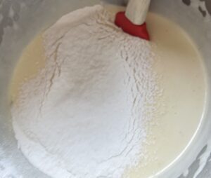 Dodawanie mąki i proszku do pieczenia do masy na Makową Panienkę