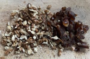 Pokrojone daktyle i orzechy do kremu