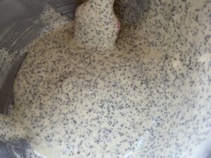 Dodawanie maku do ciasta Makowa Panienka