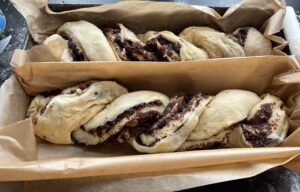 Przygotowanie dwóch makowców zaplatanych do pieczenia