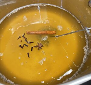 przygotowanie miodówki z przyprawami korzennymi