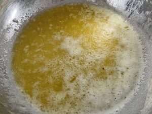 Masło przygotowywane do ciasta na szybki makowiec zaplatany