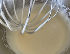 Dodawanie żółtek do masy jajecznej w cieście