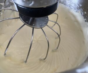 Gładka masa serowa na sernik snikers przygotowana mikserem