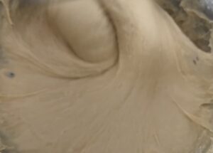 Rozpoczynanie przygotowania ciasta do makowca zaplatanego