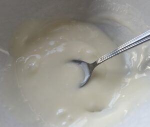 Gęsta lukrowa polewa do dekoracji makowca warstwowego