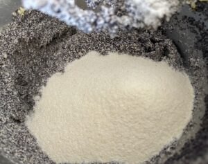 łączanie składników masy makowej do makowca japońskiego