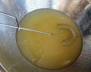 Mieszanie miodu z rumem na syrop do cytrynek