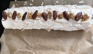 Dekorowanie rolady bezowej daktylami