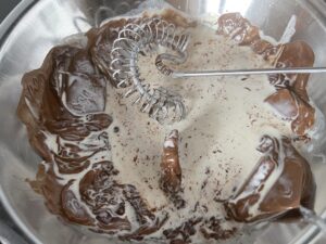 rozpuszczanie czekolady do polewy na makowiec japoński