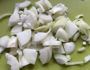 krojenie cebuli do ryb w zalewie słodko kwaśnej