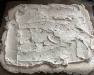 Nakładanie kremu na bezę