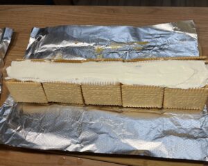 Wyrównywanie kremu na górze ciasta