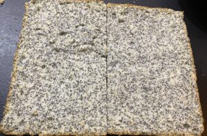 Upieczony biszkopt makowy przekrojony na blaty